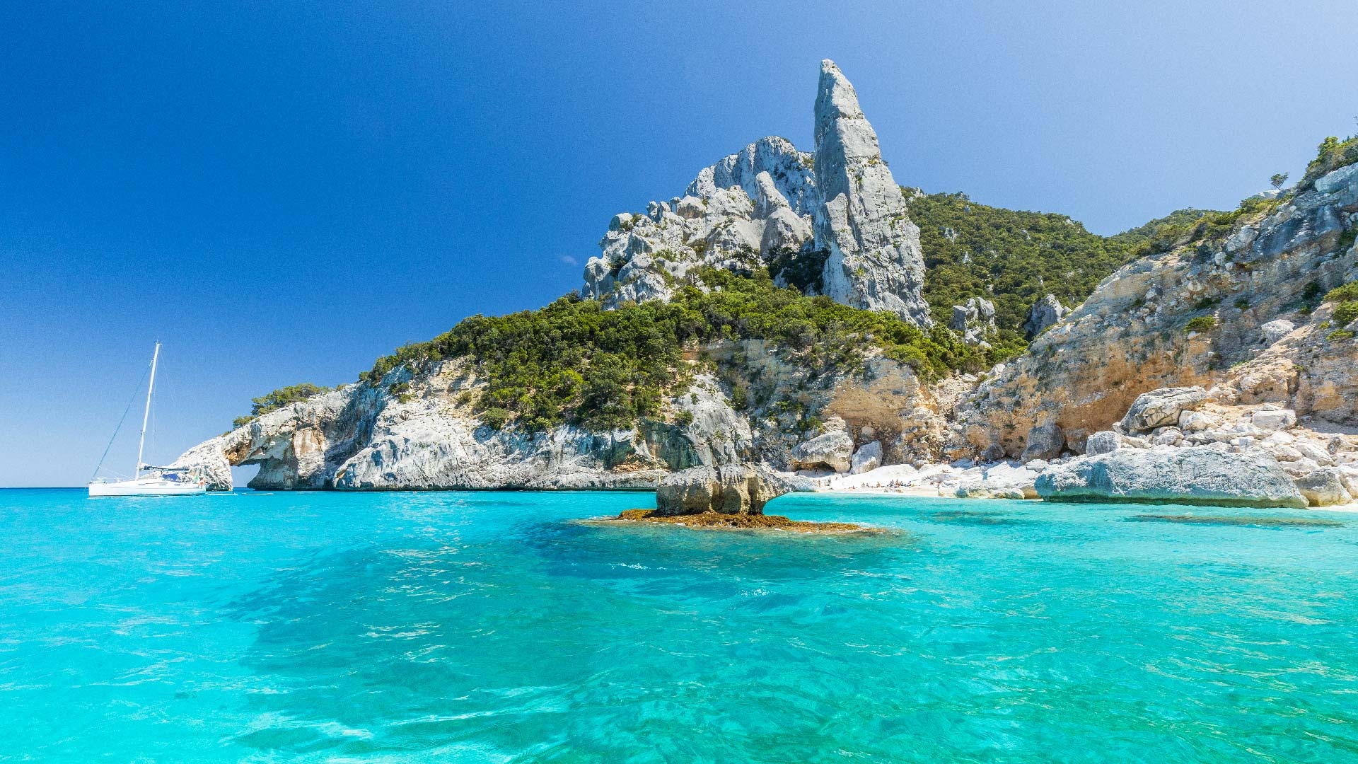 Cala Goloritzé con la sua guglia calcarea e il mare turchese, Baunei, Ogliastra