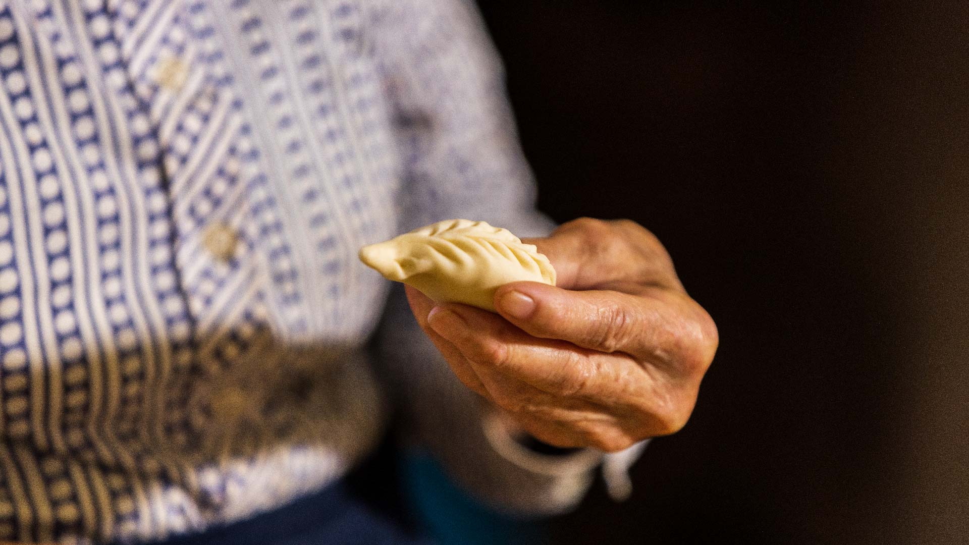 Le mani di una donna mostrano un culurgione appena chiuso a mano