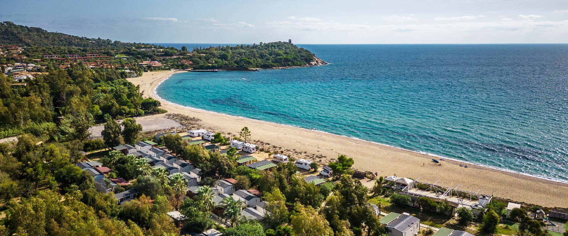 Arco di sabbia e mare turchese lungo la costa dell'Ogliastra visti dall'alto